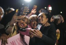 *PRESIDENTA CLAUDIA SHEINBAUM FIRMA RESTITUCIÓN DE TIERRAS, INAUGURA CENTRO LIBRE PARA MUJERES Y CONVERSA CON JÓVENES EN GIRA POR CHIHUAHUA*